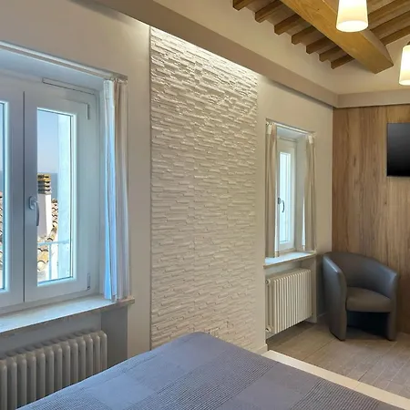 La Residenza Di Opera Arte Vendégház Numana